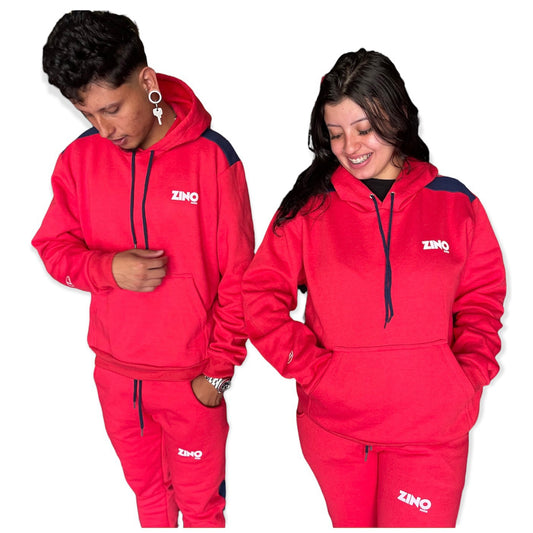 ensemble de jogging. Un sweat à capuche et un pantalon resserré à la taille et aux cheville.