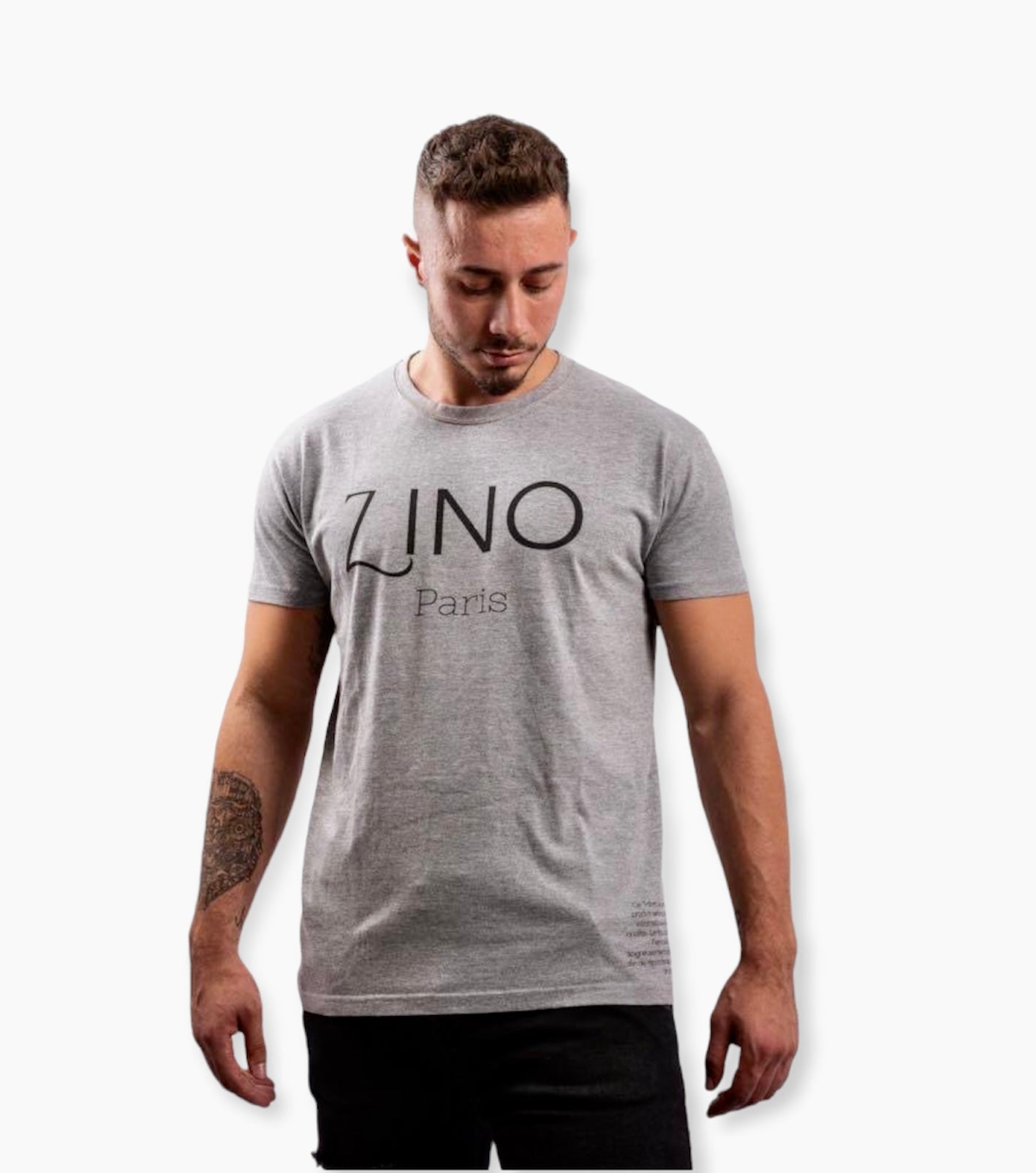 T-shirt de couleur gris, 100% coton. Logo de la marque ZINO imprimé sur la poitrine.