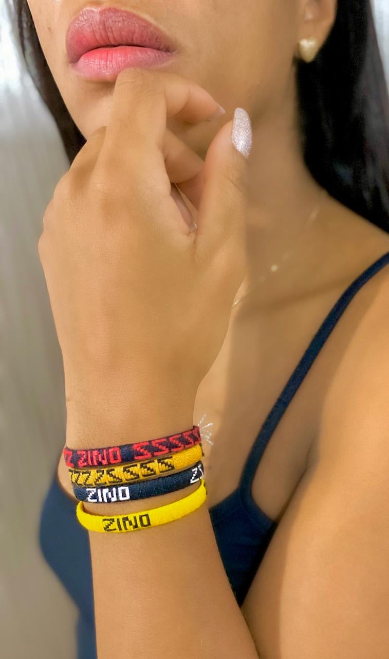 Bracelet ZINO fait main travaillé avec des fils de coton. Fermeture par nœud. Fabrication artisanale en fil de coton.