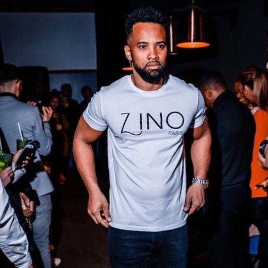 T-shirt Zino 100% coton - blanc. Enfilez ce t-shirt homme pour vous donner envie de voyager. Le t-shirt est agrémenté d'un imprimé sur le devant, qui pourra facilement compléter un jean ou un pantalon cargo. Son tissu est 100 % coton, il a des manches courtes et un col rond.