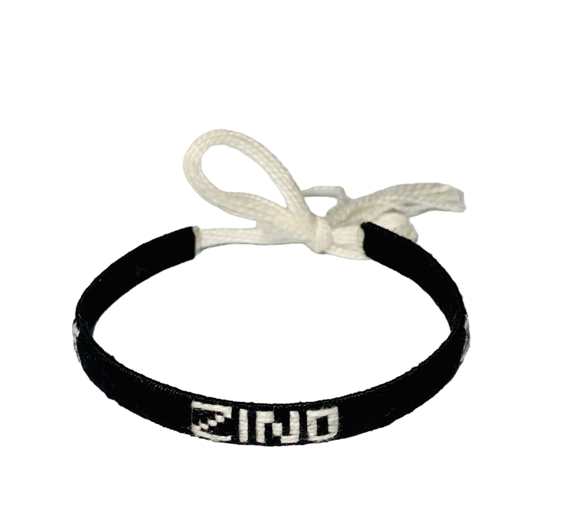 Bracelet ZINO fait main travaillé avec des fils de coton. Fermeture par nœud. Fabrication artisanale en fil de coton.