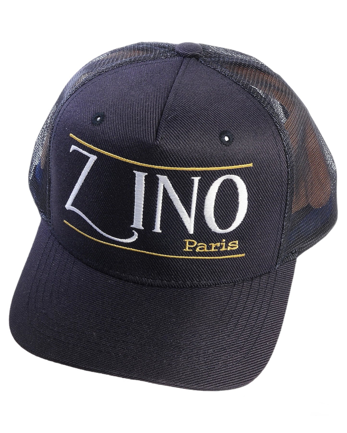 Casquette trucker ZINO! Une touche de pep's pour cet été ! Une visière arrondie type baseball pour un style incontournable. Dotée d'un filet à l'arrière assorti pour plus de légèreté pendant les beaux jours et de l'incontournable logo brodé  à l'avant.