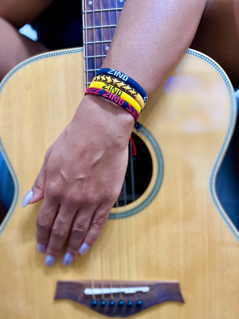 Bracelet ZINO fait main travaillé avec des fils de coton de couleur bleu. Fermeture par nœud. Fabrication artisanale en fil de coton.